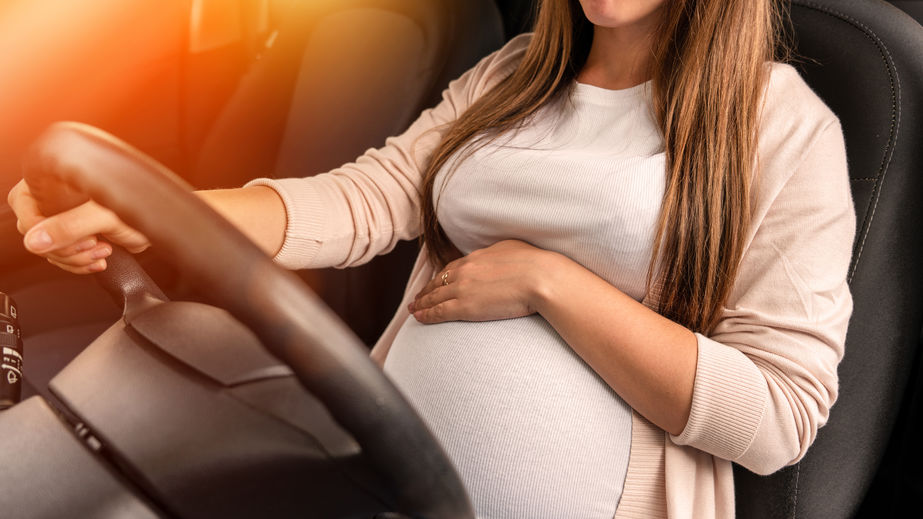 Femme enceinte : comment conduire une voiture en toute sécurité et