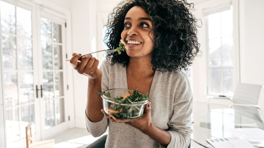 Femme souriante mangeant une salade
Alimentation et santé orale
