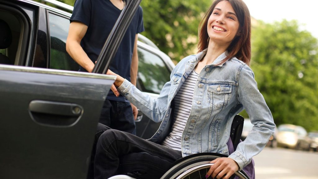 femme conduisant avec un handicap